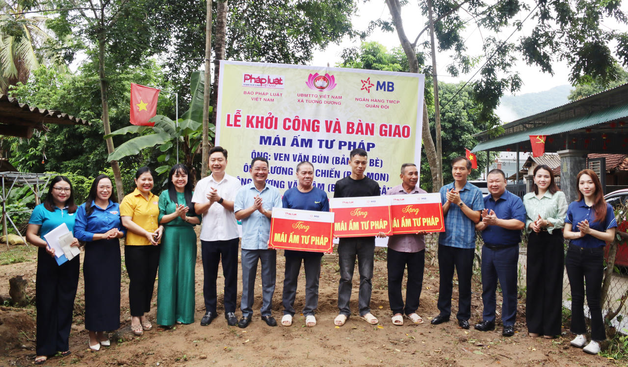 B&aacute;o Ph&aacute;p luật Việt Nam phối hợp với c&aacute;c đơn vị v&agrave; b&agrave;n giao 3 M&aacute;i ấm tư ph&aacute;p tại x&atilde; Tương Dương (ảnh Ng&ocirc; To&agrave;n)