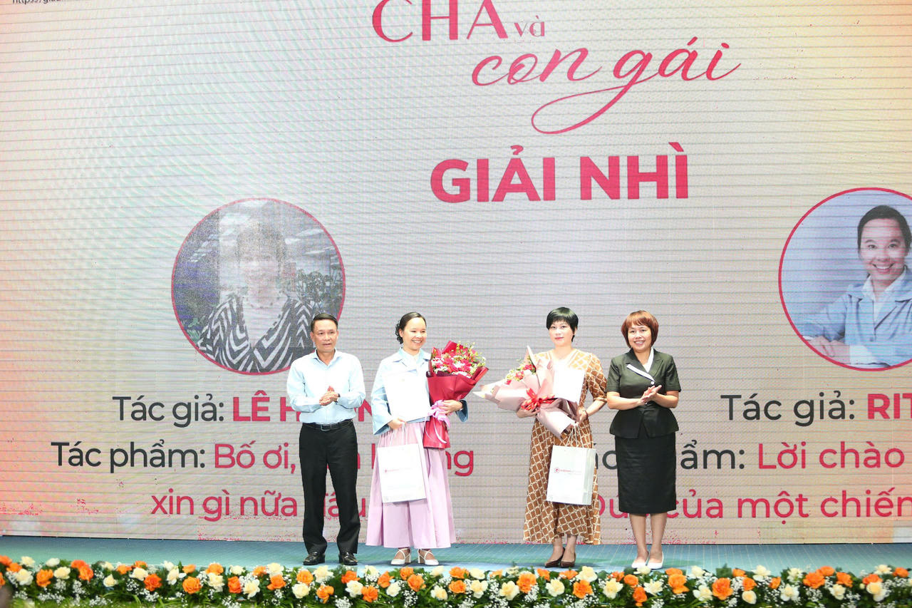 BTC trao giải Nh&igrave; cho c&aacute;c t&aacute;c giả (Ảnh: Đỗ Hiền).