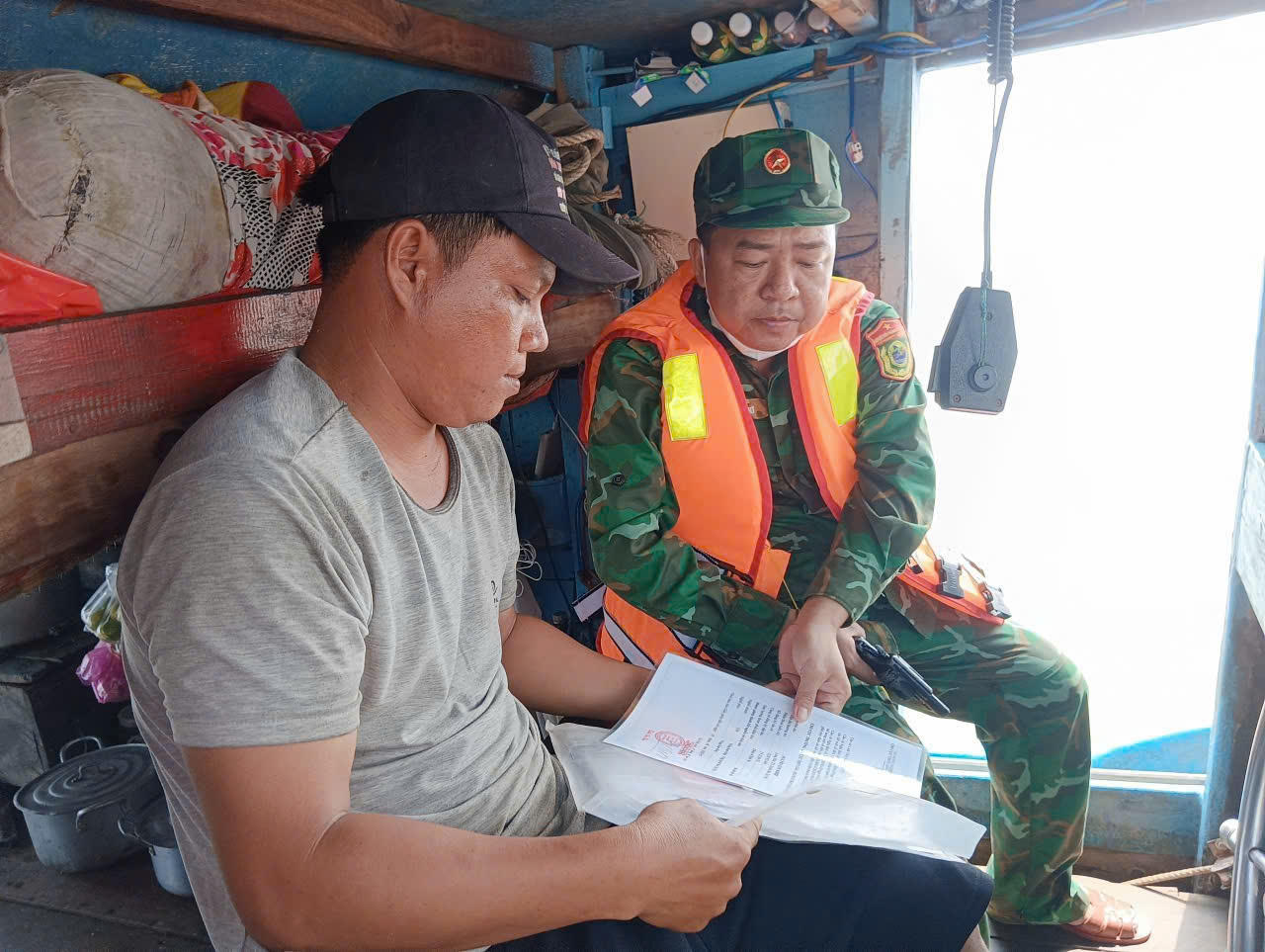 Lực lượng chức năng l&agrave;m việc với thuyền trưởng. Ảnh: Trần Giỏi