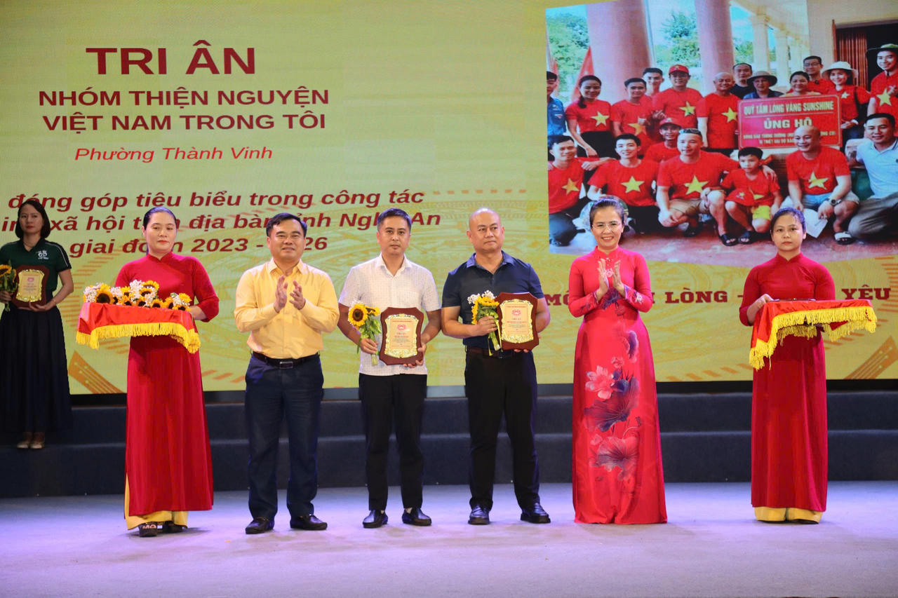 B&aacute;o Ph&aacute;p luật Việt Nam nhận biểu trưng tri &acirc;n v&agrave; hoa của l&atilde;nh đạo MTTQ Việt Nam tỉnh Nghệ An tại buổi Gặp mặt (ảnh Đ. Bắc)