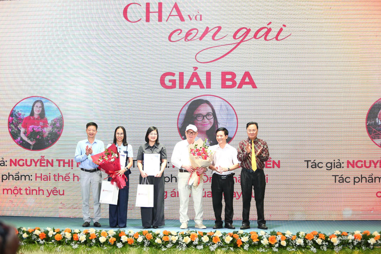 BTC trao giải Ba cho c&aacute;c t&aacute;c giả (Ảnh: Đỗ Hiền).