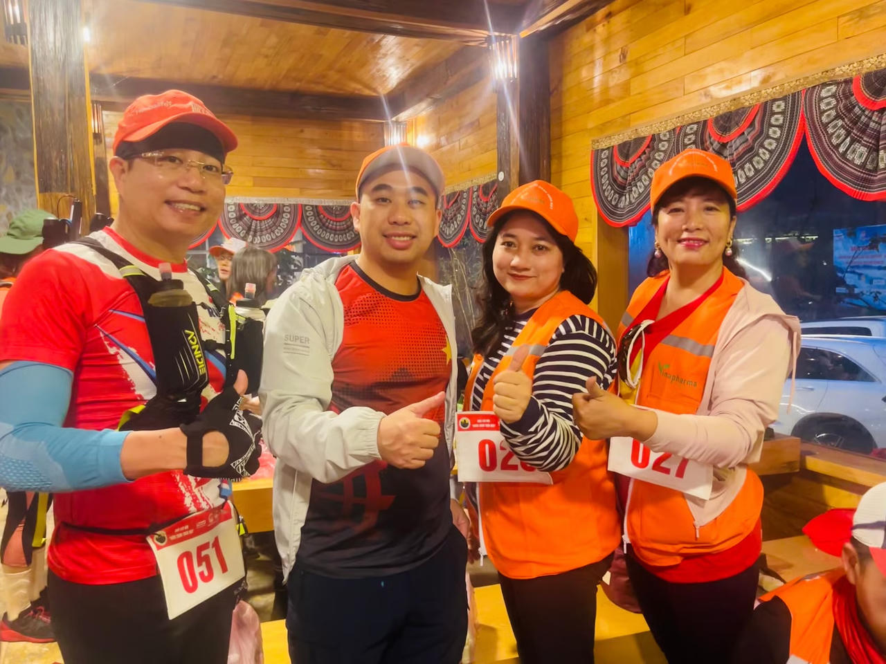 Nh&agrave; b&aacute;o Vũ Lan Anh (ngo&agrave;i c&ugrave;ng b&ecirc;n phải) c&ugrave;ng 3 đồng nghiệp của b&aacute;o Tiền phong tham dự giải leo n&uacute;i 'Bước ch&acirc;n tr&ecirc;n m&acirc;y' m&ugrave;a 2. Ảnh: NVCC