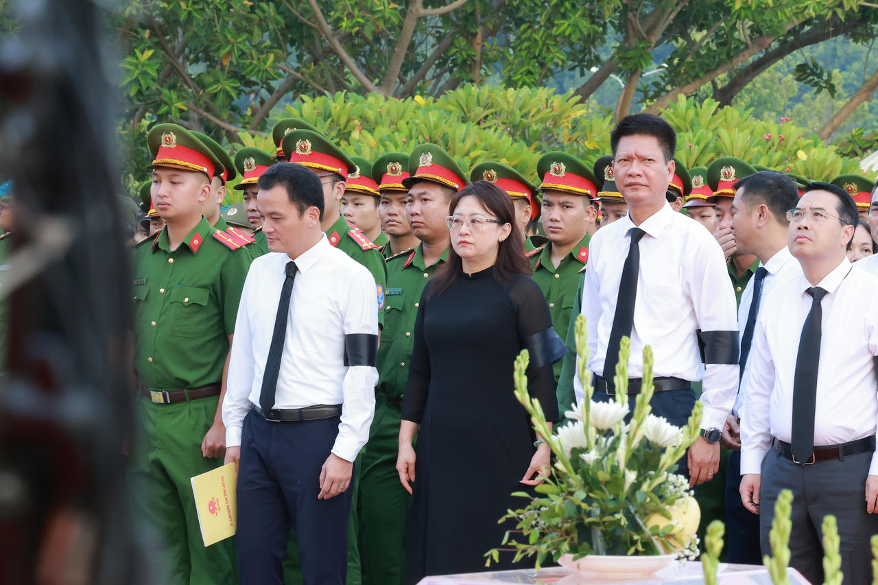 Ph&oacute; Thủ tướng Phạm Thị Thanh Tr&agrave; dự lễ truy điệu, an t&aacute;ng 71 h&agrave;i cốt liệt sĩ tại L&agrave;o Cai