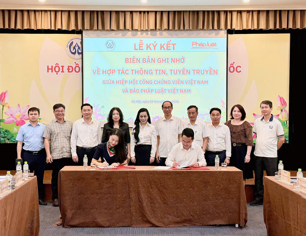 B&agrave; Nguyễn Thị Thơ - Chủ tịch Hiệp hội C&ocirc;ng chứng vi&ecirc;n Việt Nam v&agrave; TS. Vũ Ho&agrave;i Nam - Tổng Bi&ecirc;n tập B&aacute;o Ph&aacute;p luật Việt Nam k&yacute; kết Bi&ecirc;n bản ghi nhớ về hợp t&aacute;c th&ocirc;ng tin, tuy&ecirc;n truyền giữa hai đơn vị s&aacute;ng 29/9/2026 tại H&agrave; Nội.
