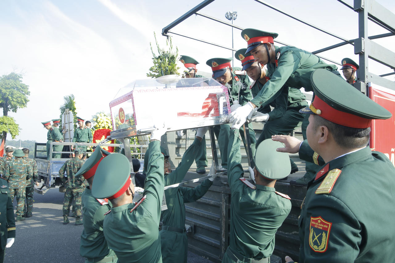 Ph&oacute; Thủ tướng Phạm Thị Thanh Tr&agrave; dự lễ truy điệu, an t&aacute;ng 71 h&agrave;i cốt liệt sĩ tại L&agrave;o Cai