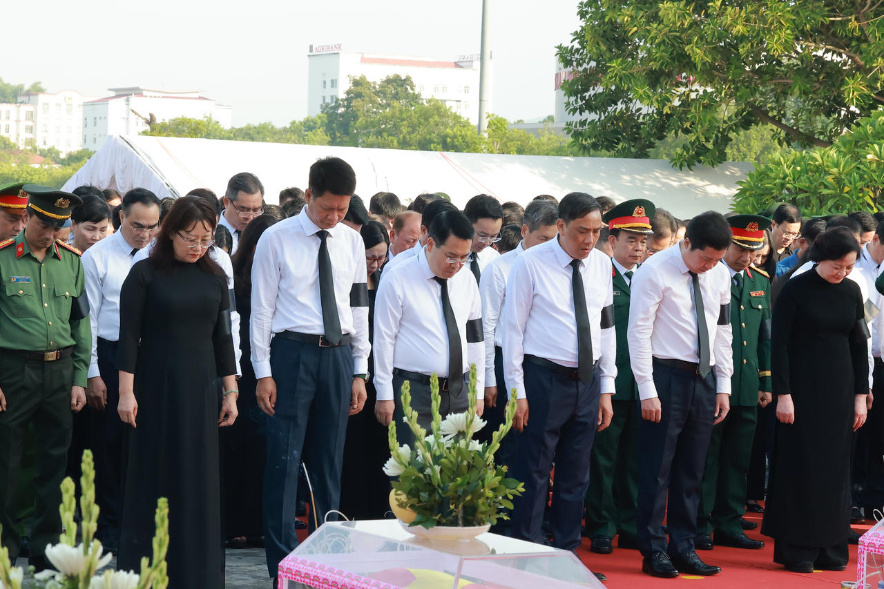 Ph&oacute; Thủ tướng Phạm Thị Thanh Tr&agrave; dự lễ truy điệu, an t&aacute;ng 71 h&agrave;i cốt liệt sĩ tại L&agrave;o Cai