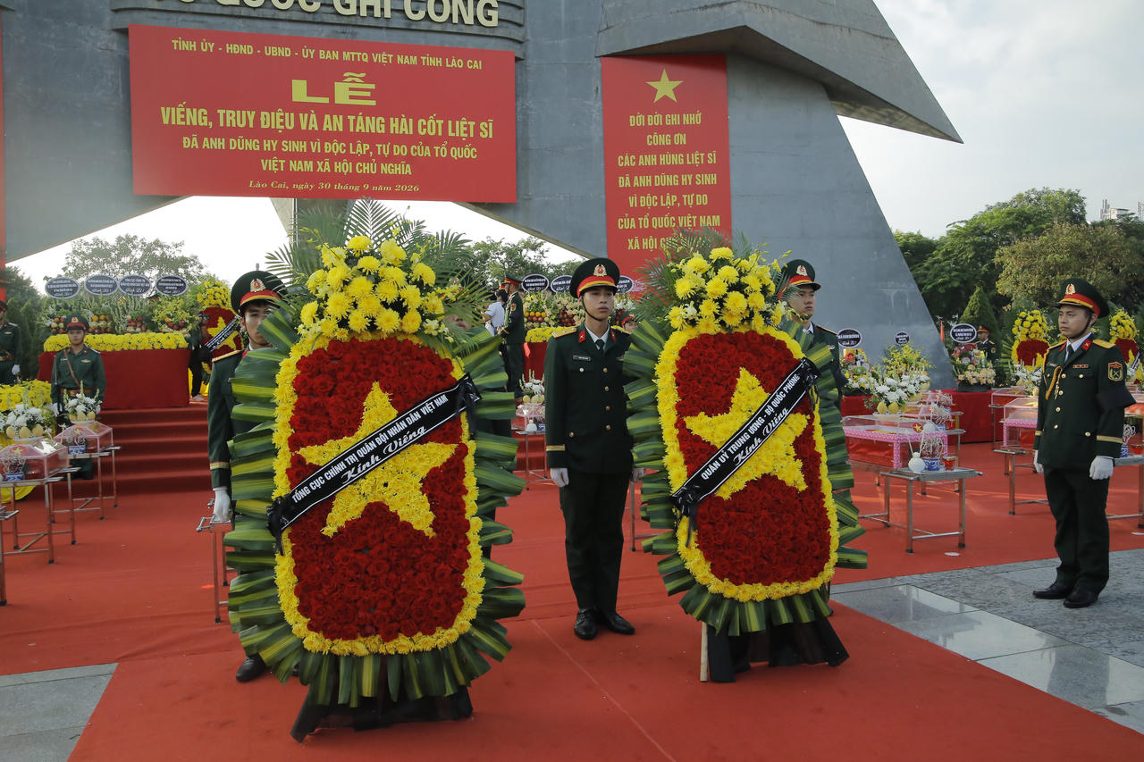 Ph&oacute; Thủ tướng Phạm Thị Thanh Tr&agrave; dự lễ truy điệu, an t&aacute;ng 71 h&agrave;i cốt liệt sĩ tại L&agrave;o Cai