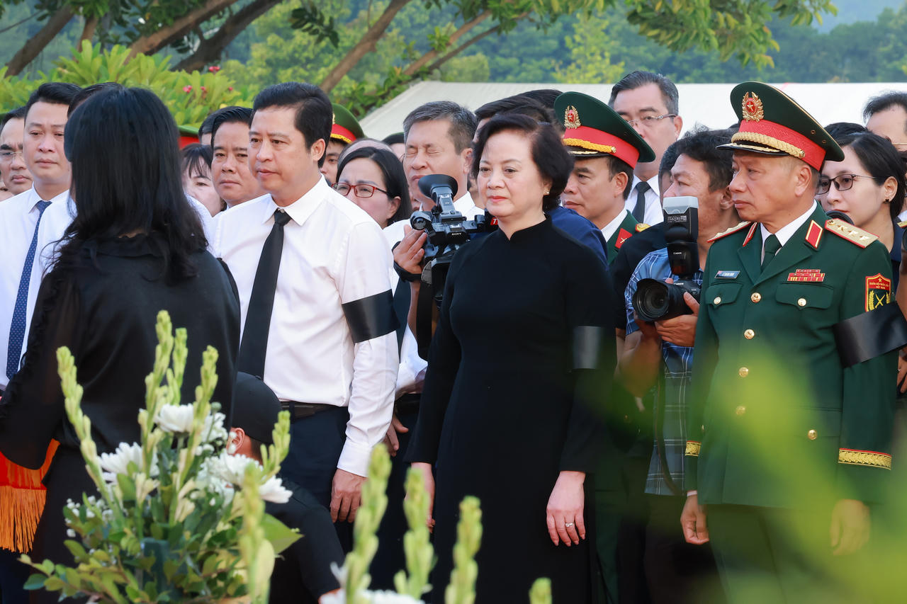 Ph&oacute; Thủ tướng Phạm Thị Thanh Tr&agrave; dự lễ truy điệu, an t&aacute;ng 71 h&agrave;i cốt liệt sĩ tại L&agrave;o Cai