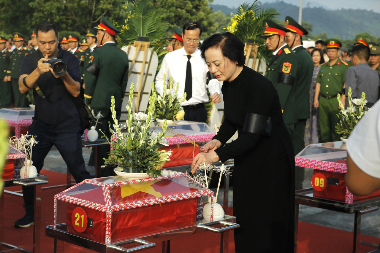 Ph&oacute; Thủ tướng Phạm Thị Thanh Tr&agrave; dự lễ truy điệu, an t&aacute;ng 71 h&agrave;i cốt liệt sĩ tại L&agrave;o Cai
