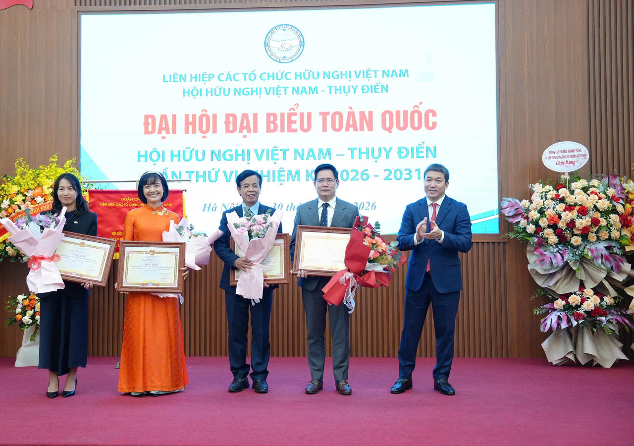 Trao tặng Bằng khen cho hội vi&ecirc;n của Hội trong nhiệm kỳ 2018-2026.