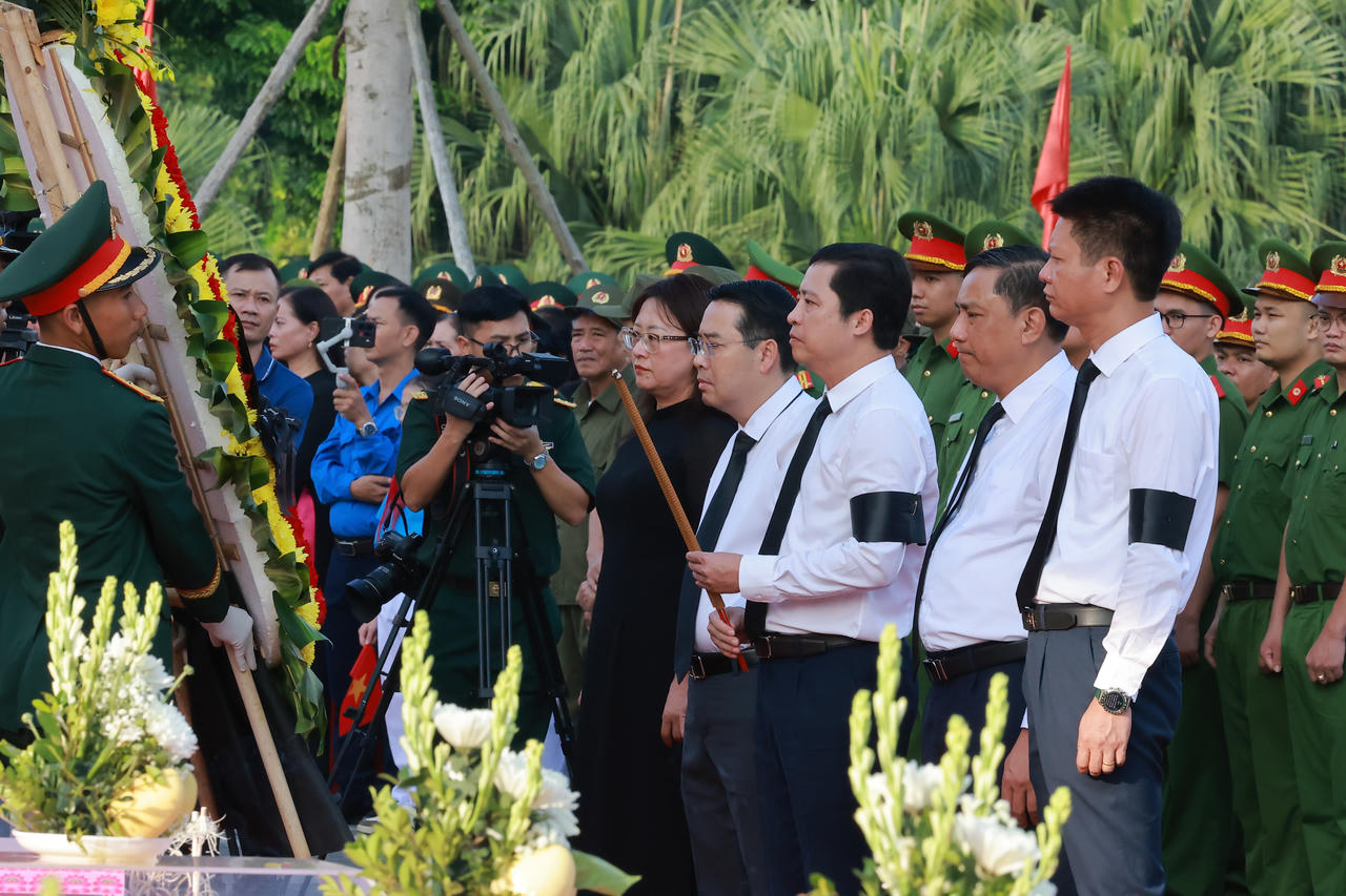 Ph&oacute; Thủ tướng Phạm Thị Thanh Tr&agrave; dự lễ truy điệu, an t&aacute;ng 71 h&agrave;i cốt liệt sĩ tại L&agrave;o Cai
