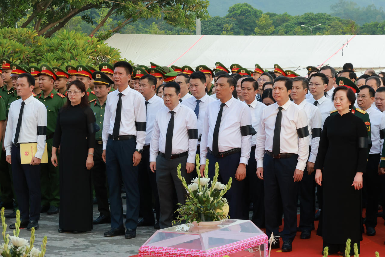 Ph&oacute; Thủ tướng Phạm Thị Thanh Tr&agrave; dự lễ truy điệu, an t&aacute;ng 71 h&agrave;i cốt liệt sĩ tại L&agrave;o Cai