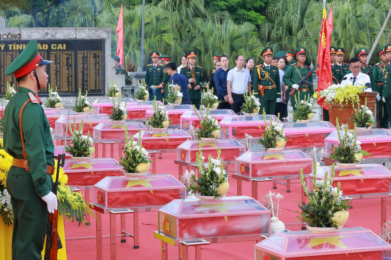 Ph&oacute; Thủ tướng Phạm Thị Thanh Tr&agrave; dự lễ truy điệu, an t&aacute;ng 71 h&agrave;i cốt liệt sĩ tại L&agrave;o Cai