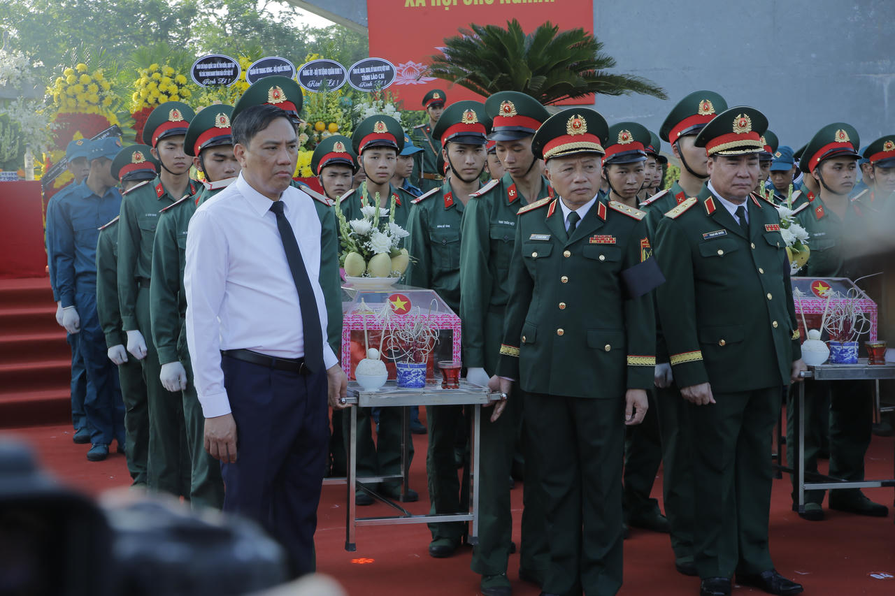 Ph&oacute; Thủ tướng Phạm Thị Thanh Tr&agrave; dự lễ truy điệu, an t&aacute;ng 71 h&agrave;i cốt liệt sĩ tại L&agrave;o Cai