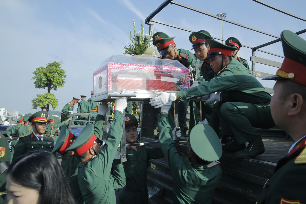 Sau lễ truy điệu, c&aacute;c h&agrave;i cốt liệt sĩ được di chuyển về c&aacute;c nghĩa trang để tiến h&agrave;nh an t&aacute;ng (Ảnh: Trường Hải).