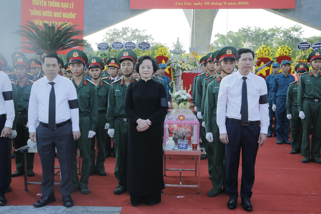 Ph&oacute; Thủ tướng Phạm Thị Thanh Tr&agrave; dự lễ truy điệu, an t&aacute;ng 71 h&agrave;i cốt liệt sĩ tại L&agrave;o Cai