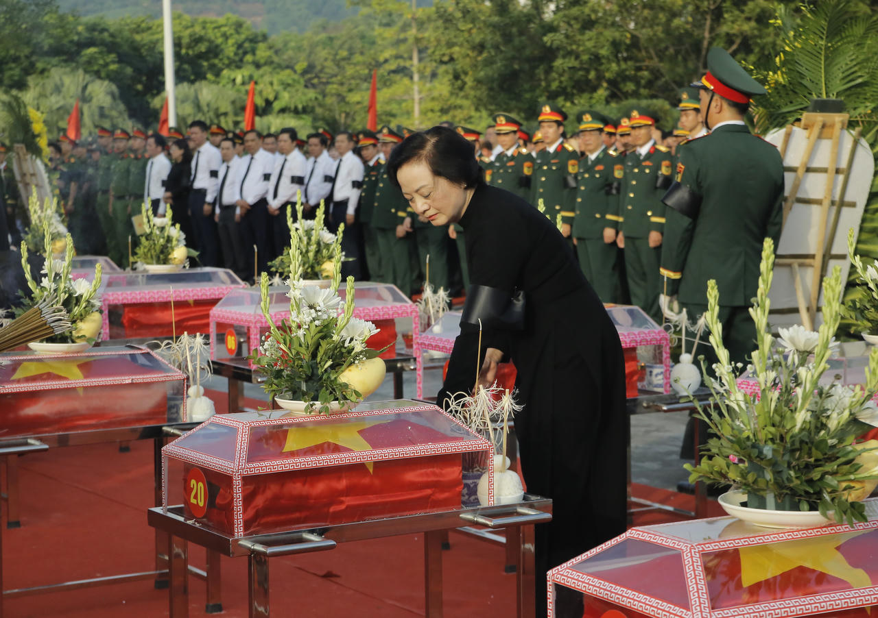 Ph&oacute; Thủ tướng Phạm Thị Thanh Tr&agrave; dự lễ truy điệu, an t&aacute;ng 71 h&agrave;i cốt liệt sĩ tại L&agrave;o Cai