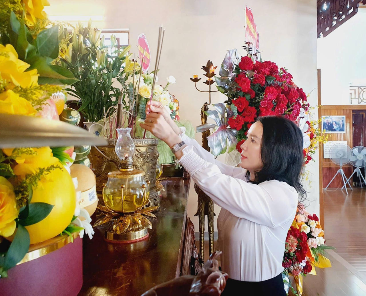 Gi&aacute;m đốc Sở Văn h&oacute;a, Thể thao v&agrave; Du lịch Nghệ An Trần Thị Mỹ Hạnh d&acirc;ng hương tưởng niệm đồng ch&iacute; Nguyễn Thị Minh Khai. Ảnh: T.H
