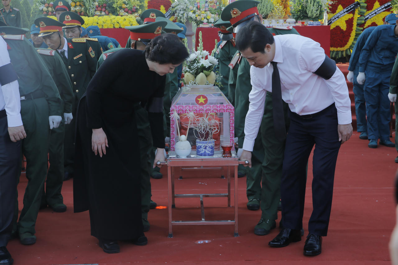 Ph&oacute; Thủ tướng Phạm Thị Thanh Tr&agrave; dự lễ truy điệu, an t&aacute;ng 71 h&agrave;i cốt liệt sĩ tại L&agrave;o Cai