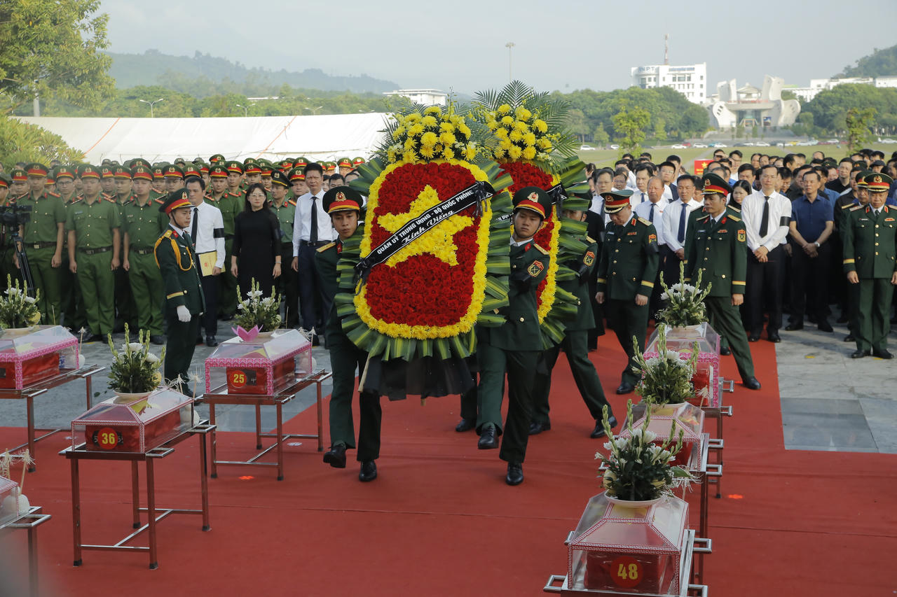 Ph&oacute; Thủ tướng Phạm Thị Thanh Tr&agrave; dự lễ truy điệu, an t&aacute;ng 71 h&agrave;i cốt liệt sĩ tại L&agrave;o Cai