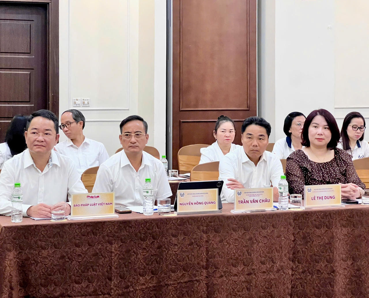 C&aacute;c đại biểu tham dự Lễ k&yacute; kết Bi&ecirc;n bản ghi nhớ về hợp t&aacute;c th&ocirc;ng tin, tuy&ecirc;n truyền giữa B&aacute;o Ph&aacute;p luật Việt Nam v&agrave; Hiệp hội C&ocirc;ng chứng vi&ecirc;n Việt Nam.