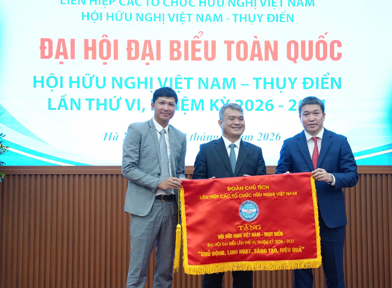 Đo&agrave;n Chủ tịch Li&ecirc;n hiệp c&aacute;c tổ chức hữu nghị Việt Nam tặng cờ lưu niệm cho Hội.