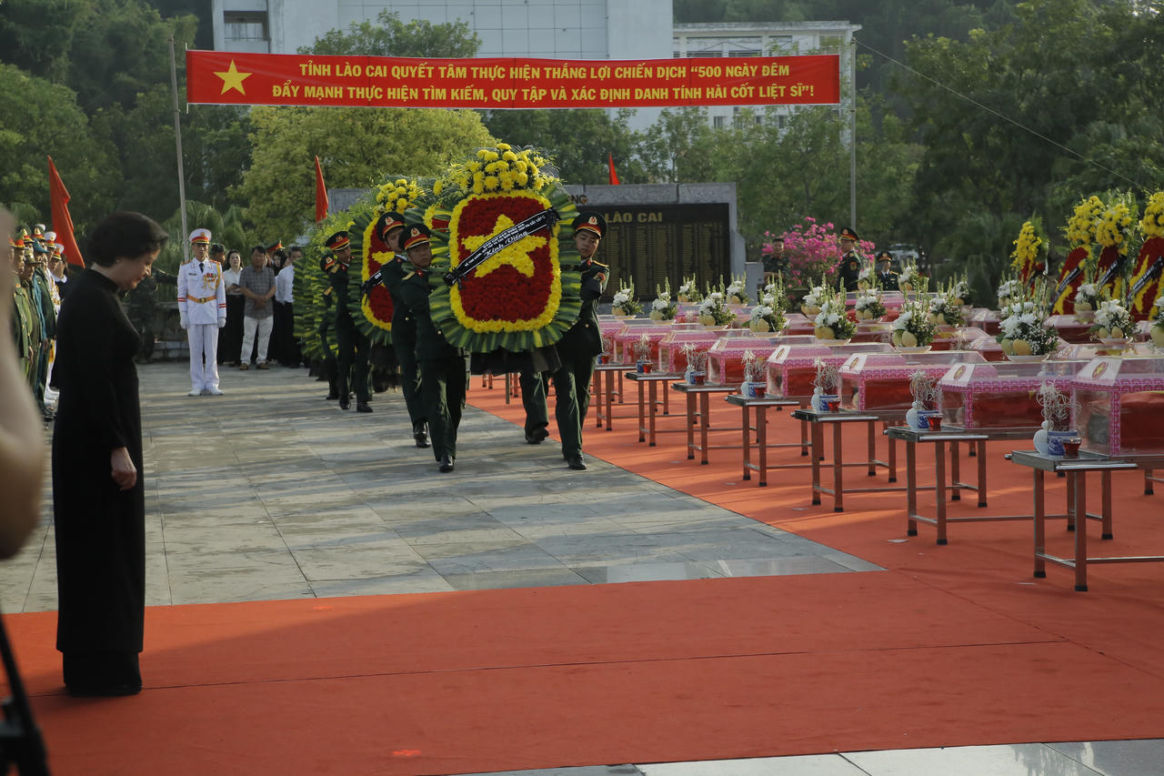 Ph&oacute; Thủ tướng Phạm Thị Thanh Tr&agrave; dự lễ truy điệu, an t&aacute;ng 71 h&agrave;i cốt liệt sĩ tại L&agrave;o Cai