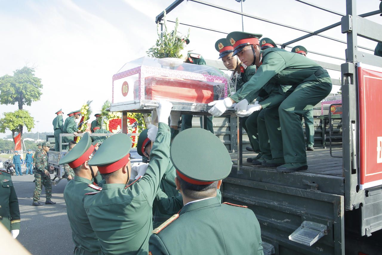 Ph&oacute; Thủ tướng Phạm Thị Thanh Tr&agrave; dự lễ truy điệu, an t&aacute;ng 71 h&agrave;i cốt liệt sĩ tại L&agrave;o Cai