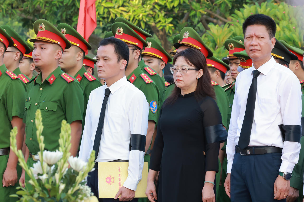 Ph&oacute; Thủ tướng Phạm Thị Thanh Tr&agrave; dự lễ truy điệu, an t&aacute;ng 71 h&agrave;i cốt liệt sĩ tại L&agrave;o Cai