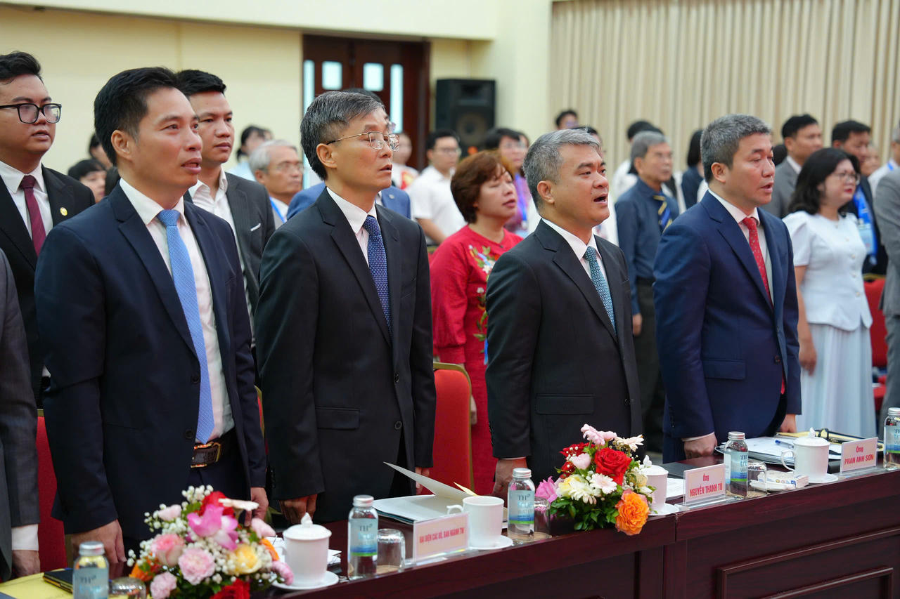 C&aacute;c đại biểu thực hiện nghi thức ch&agrave;o cờ.