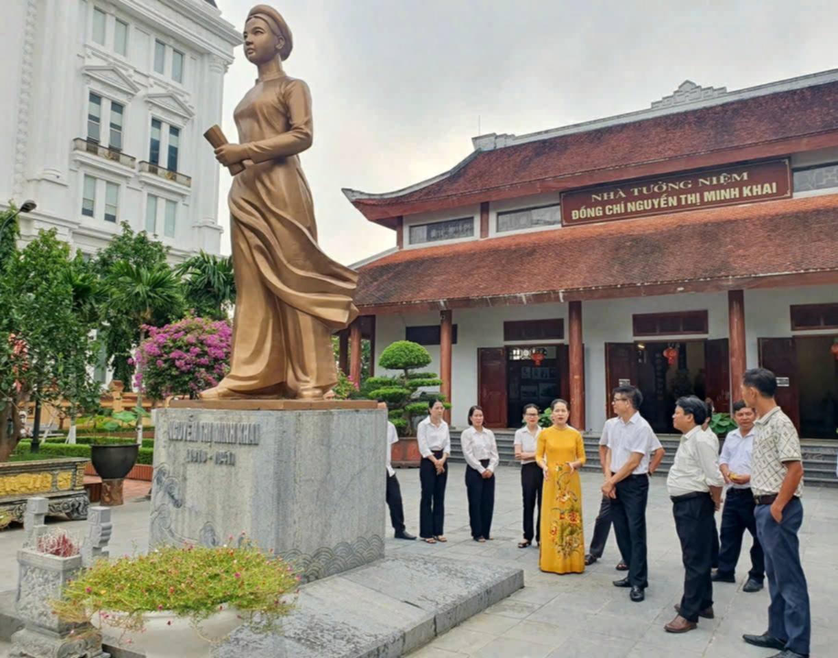 Du kh&aacute;ch nghe thuyết minh tại Nh&agrave; tưởng niệm đồng ch&iacute; Nguyễn Thị Minh Khai. Ảnh: T.H