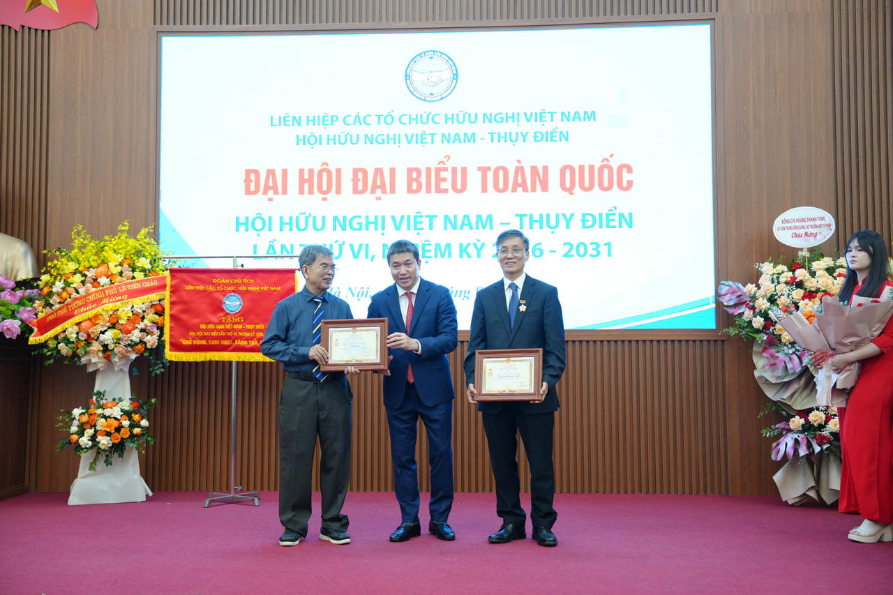 Trao Kỷ niệm chương 'V&igrave; h&ograve;a b&igrave;nh, hữu nghị giữa c&aacute;c d&acirc;n tộc' cho 2 l&atilde;nh đạo Hội nhiệm kỳ 2018-2026.
