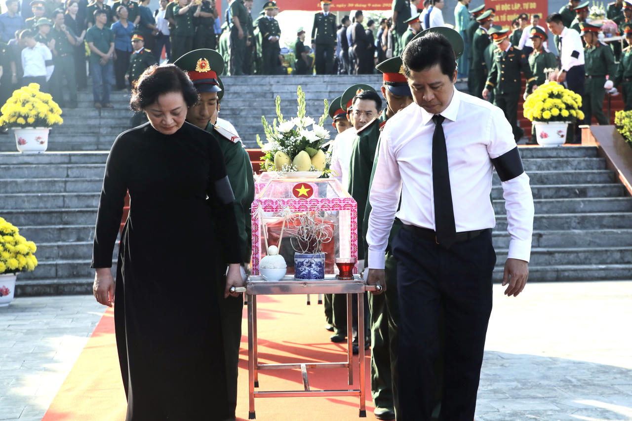 Phó Thủ tướng Chính phủ Phạm Thị Thanh Trà và lãnh đạo tỉnh Lào Cai thực hi&ecirc;̣n nghi thức di quan (Ảnh: Trường Hải)