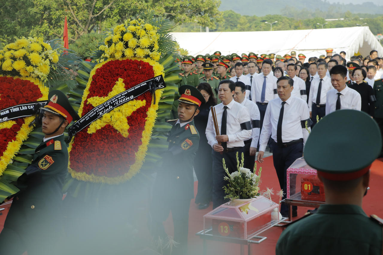 Ph&oacute; Thủ tướng Phạm Thị Thanh Tr&agrave; dự lễ truy điệu, an t&aacute;ng 71 h&agrave;i cốt liệt sĩ tại L&agrave;o Cai