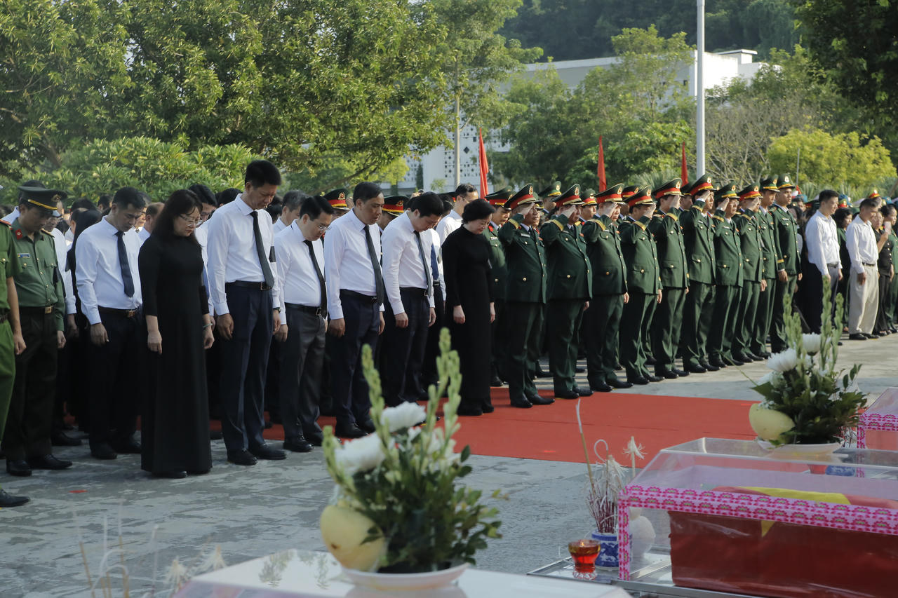 Các đại bi&ecirc;̉u và nh&acirc;n d&acirc;n dành phút mặc ni&ecirc;̣m tưởng nhớ các anh hùng li&ecirc;̣t sỹ (Ảnh: Trường Hải).