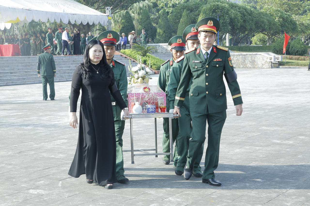 Ph&oacute; Thủ tướng Phạm Thị Thanh Tr&agrave; dự lễ truy điệu, an t&aacute;ng 71 h&agrave;i cốt liệt sĩ tại L&agrave;o Cai