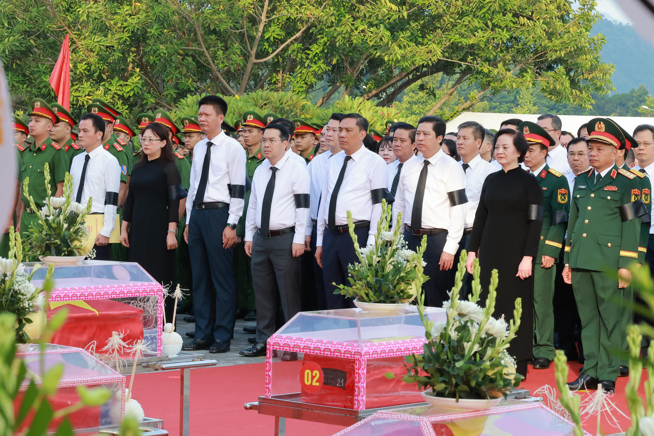 Ph&oacute; Thủ tướng Phạm Thị Thanh Tr&agrave; dự lễ truy điệu, an t&aacute;ng 71 h&agrave;i cốt liệt sĩ tại L&agrave;o Cai