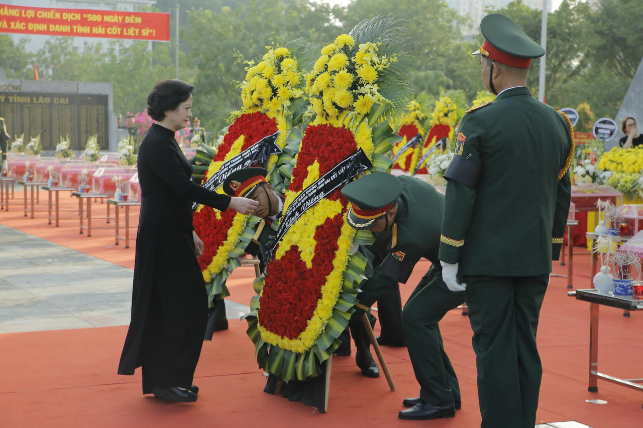 Phó Thủ tướng Chính phủ Phạm Thị Thanh Trà d&acirc;ng hương tưởng nhớ các anh hùng li&ecirc;̣t sỹ (Ảnh: Trường Hải).