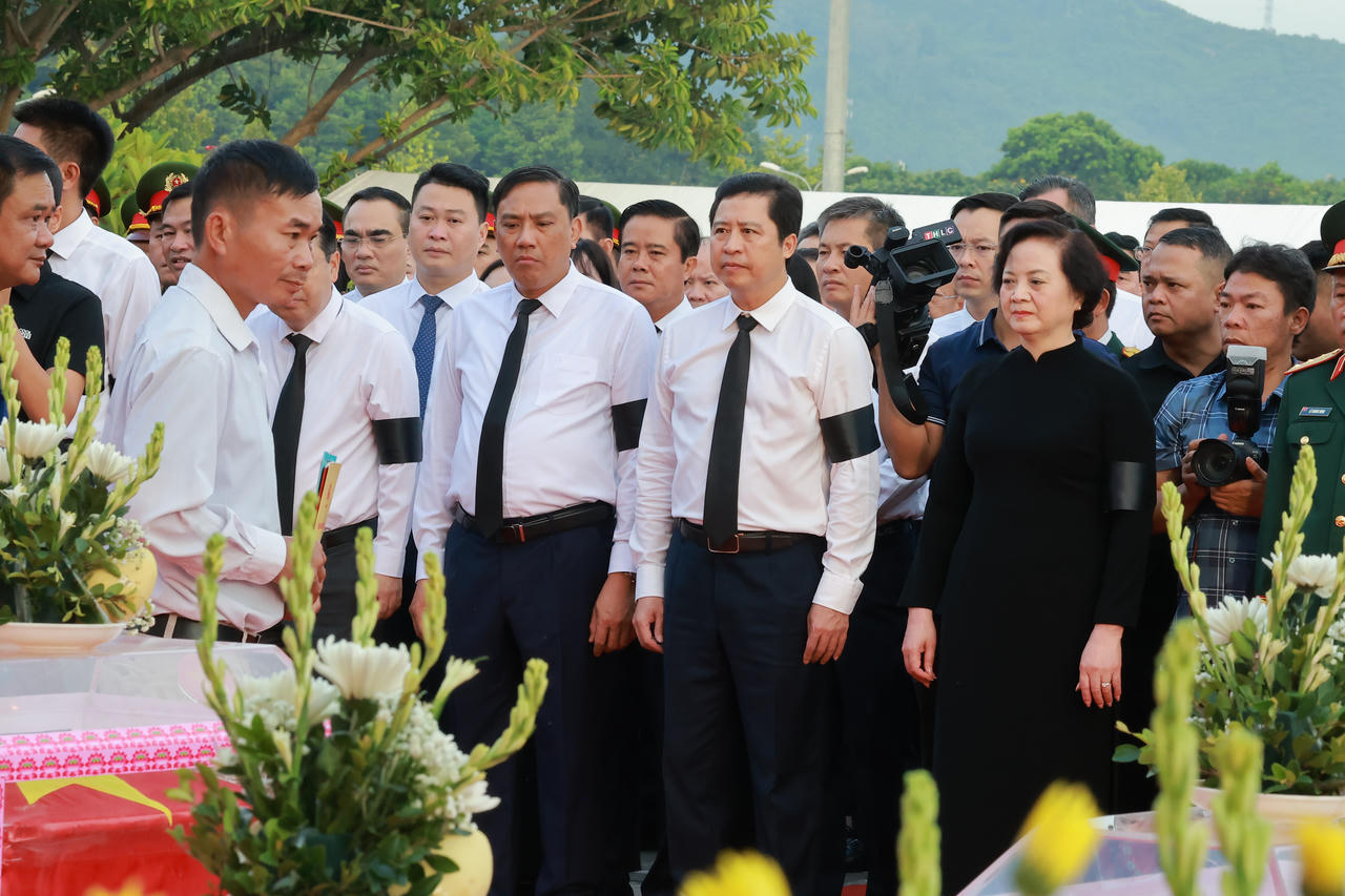Ph&oacute; Thủ tướng Phạm Thị Thanh Tr&agrave; dự lễ truy điệu, an t&aacute;ng 71 h&agrave;i cốt liệt sĩ tại L&agrave;o Cai