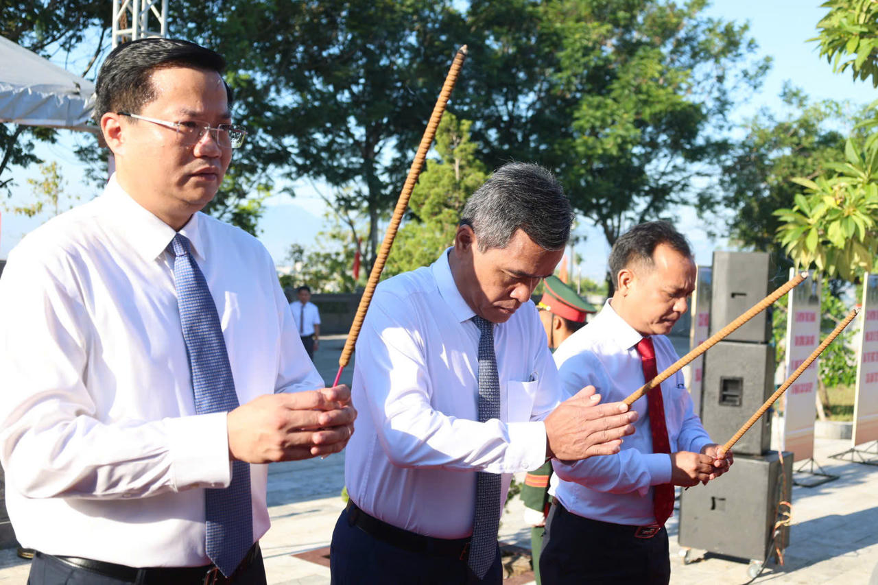 Tại khu mộ cụ Huỳnh Th&uacute;c Kh&aacute;ng (n&uacute;i Thi&ecirc;n Ấn, phường Trương Quang Trọng) c&aacute;c đại biểu th&agrave;nh k&iacute;nh d&acirc;ng hương, d&acirc;ng hoa tưởng niệm người ch&iacute; sĩ y&ecirc;u nước, nh&agrave; hoạt động c&aacute;ch mạng, nh&agrave; b&aacute;o v&agrave; l&agrave; Quyền Chủ tịch nước Việt Nam D&acirc;n chủ Cộng h&ograve;a. (Ảnh: V&acirc;n Anh)