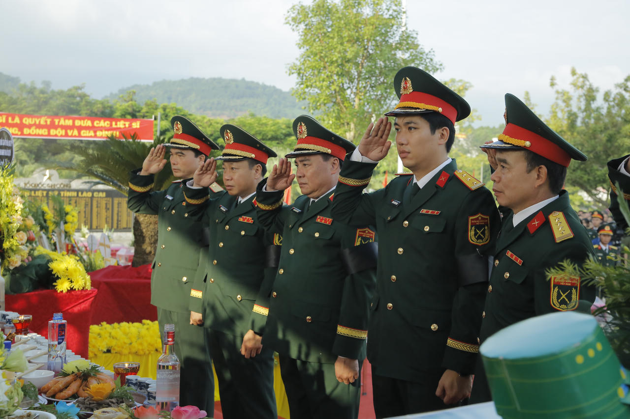 Các đại bi&ecirc;̉u d&acirc;ng hoa, d&acirc;ng hương tưởng nhớ các anh hùng li&ecirc;̣t sỹ (Ảnh: Trường Hải)