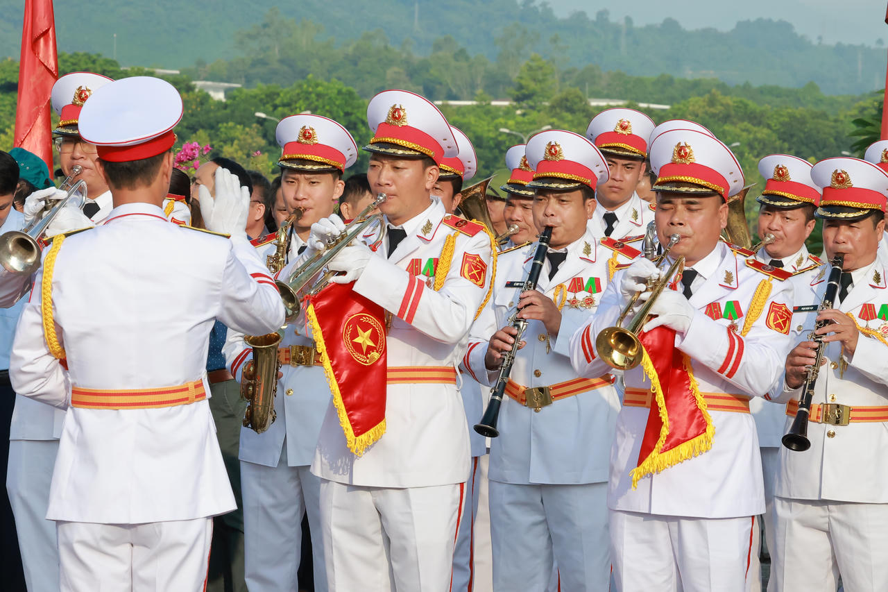 Ph&oacute; Thủ tướng Phạm Thị Thanh Tr&agrave; dự lễ truy điệu, an t&aacute;ng 71 h&agrave;i cốt liệt sĩ tại L&agrave;o Cai