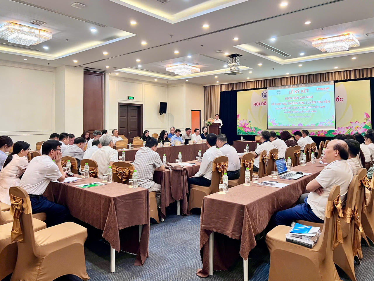 To&agrave;n cảnh Lễ k&yacute; kết Bi&ecirc;n bản ghi nhớ về hợp t&aacute;c th&ocirc;ng tin, tuy&ecirc;n truyền giữa B&aacute;o Ph&aacute;p luật Việt Nam v&agrave; Hiệp hội C&ocirc;ng chứng vi&ecirc;n Việt Nam, diễn ra s&aacute;ng 29/9/2026 tại H&agrave; Nội.