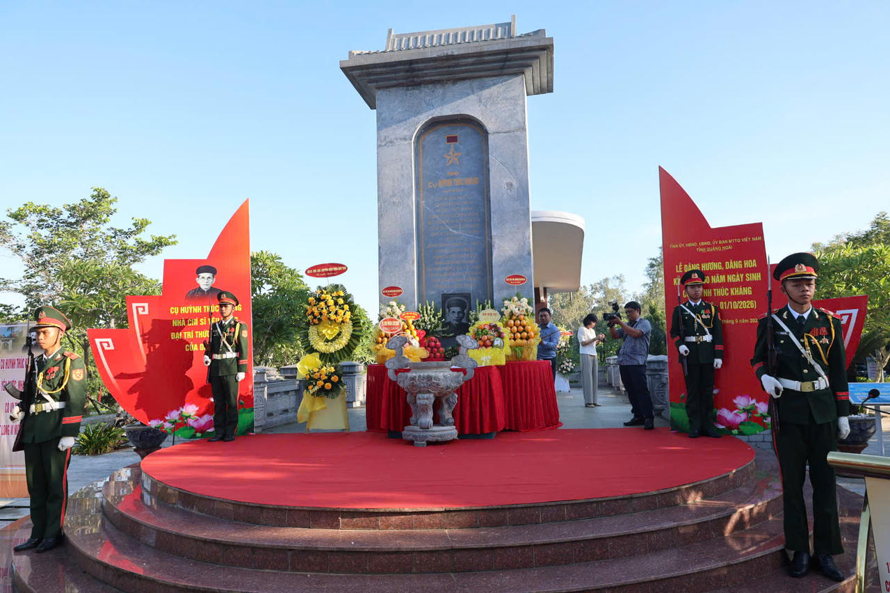 Khu mộ cụ Huỳnh Th&uacute;c Kh&aacute;ng tại n&uacute;i Thi&ecirc;n Ấn, phường Trương Quang Trọng, tỉnh Quảng Ng&atilde;i (Ảnh: V&acirc;n Anh)