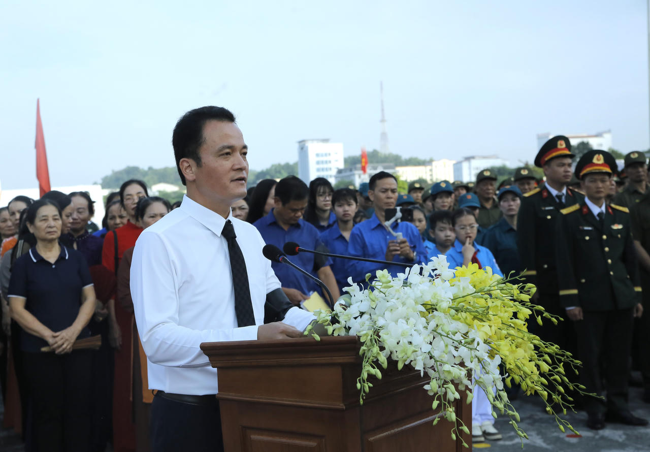&Ocirc;ng Gi&agrave;ng Quốc Hưng, Ph&oacute; Chủ tịch UBND tỉnh, Trưởng Ban Chỉ đạo t&igrave;m kiếm, quy tập v&agrave; x&aacute;c định danh t&iacute;nh h&agrave;i cốt liệt sĩ tỉnh L&agrave;o Cai đọc lời đi&ecirc;́u (Ảnh: Trường Hải).