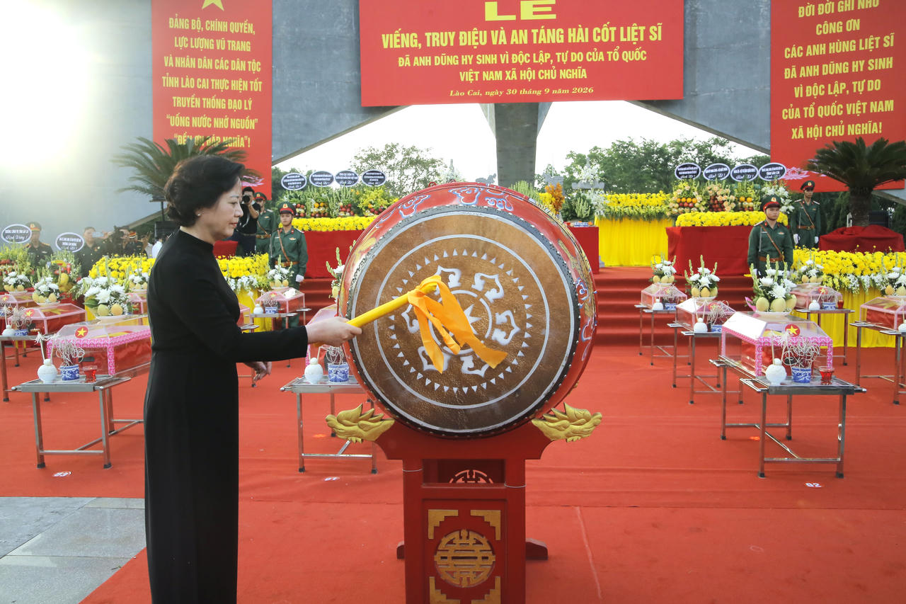 Ph&oacute; Thủ tướng Phạm Thị Thanh Tr&agrave; dự lễ truy điệu, an t&aacute;ng 71 h&agrave;i cốt liệt sĩ tại L&agrave;o Cai