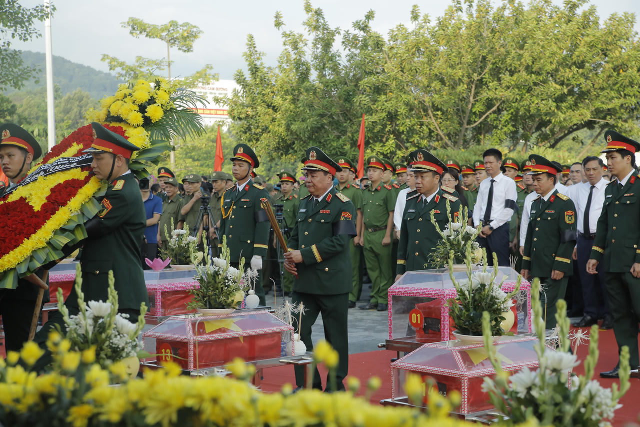 Ph&oacute; Thủ tướng Phạm Thị Thanh Tr&agrave; dự lễ truy điệu, an t&aacute;ng 71 h&agrave;i cốt liệt sĩ tại L&agrave;o Cai