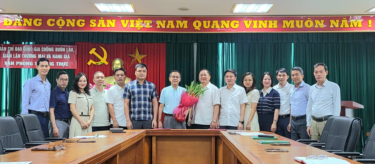 L&atilde;nh đạo Văn ph&ograve;ng Thường trực Ban Chỉ đạo 389 quốc gia v&agrave; to&agrave;n thể c&aacute;n bộ, sỹ quan, c&ocirc;ng chức, vi&ecirc;n chức biệt ph&aacute;i tại Văn ph&ograve;ng Thường trực.