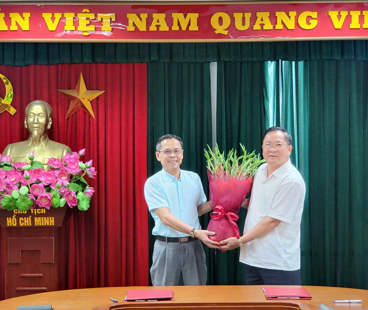 Đồng ch&iacute; L&ecirc; Thanh Hải tặng hoa ch&uacute;c mừng đồng ch&iacute; Trần Đức Đ&ocirc;ng, Ch&aacute;nh Văn ph&ograve;ng Thường trực Ban Chỉ đạo 389 quốc gia