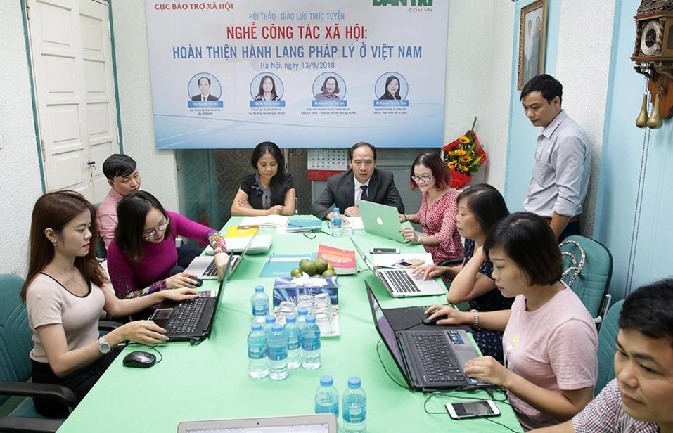 Bổ sung v&agrave; l&agrave;m r&otilde; vai tr&ograve; của c&ocirc;ng t&aacute;c x&atilde; hội trong qu&aacute; tr&igrave;nh giải quyết nu&ocirc;i con nu&ocirc;i l&agrave; một trong những điểm mới của dự thảo Luật. (Ảnh minh họa: dantri.com.vn)